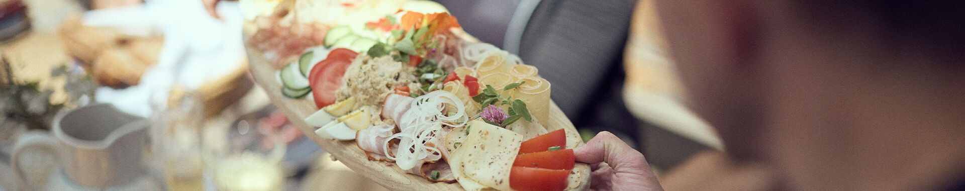 Ein gedeckter Tisch mit Jausenteller.