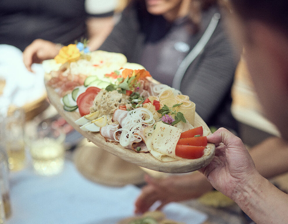 Ein gedeckter Tisch mit Jausenteller.